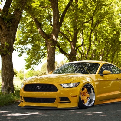 Автомобиль желтый Ford Mustang