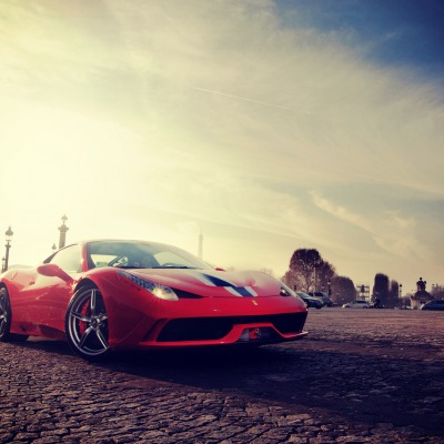 красный автомобиль Ferrari