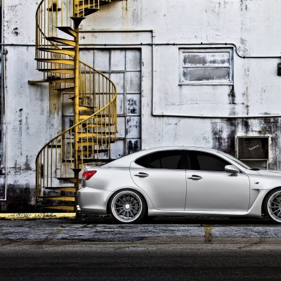 серый автомобиль Lexus IS