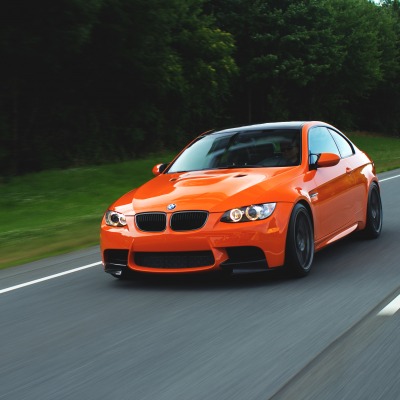 оранжевый автомобиль BMW