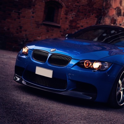 синий автомобиль BMW M3
