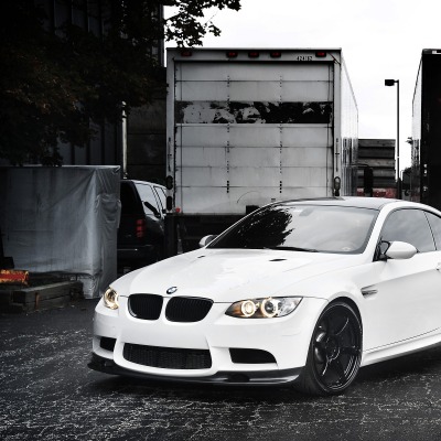 белый автомобиль BMW