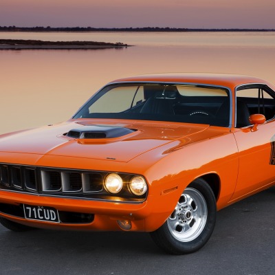 оранжевый автомобиль plymouth barracuda