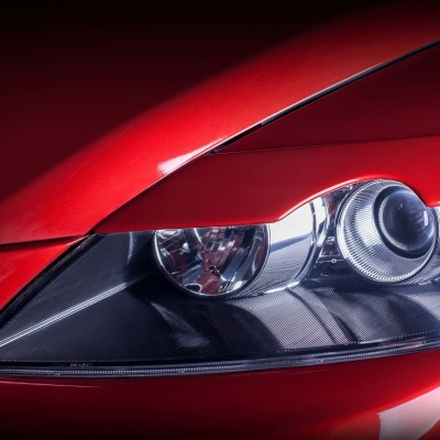 красный автомобиль фара Mazda CX-7