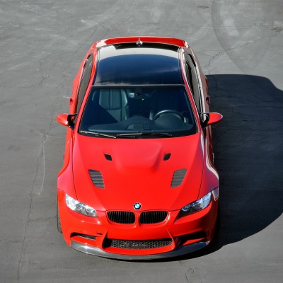 красный спортивный автомобиль BMW