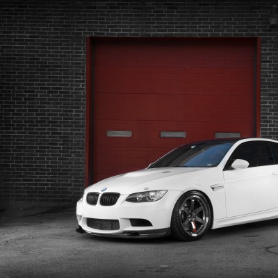 BMW белый автомобиль