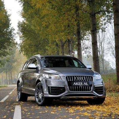 автомобиль серый audi q7