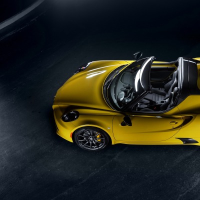 желтый спортивный автомобиль Alfa Romeo 4C yellow sports car