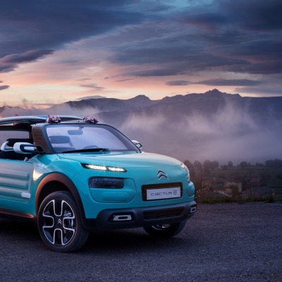 синий автомобиль citroen cactus m