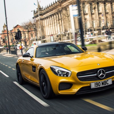спортивный автомобиль желтый Mercedes-Benz