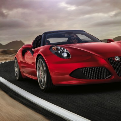 красный спортивный автомобиль alfa 4c spider