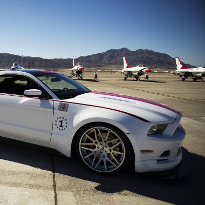 спортивный автомобиль белый ford mustang gt