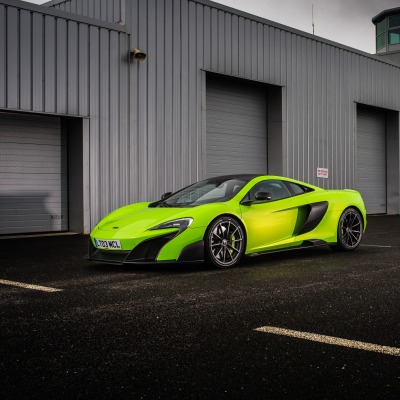 спортивный автомобиль зеленый mclaren 675lt spider