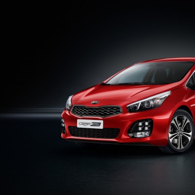 красный автомобиль kia ceed