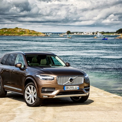 Volvo XC90 пристань озеро