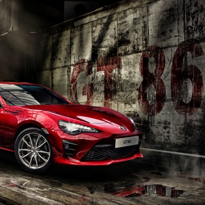 Toyota GT86 бордовая здание стена