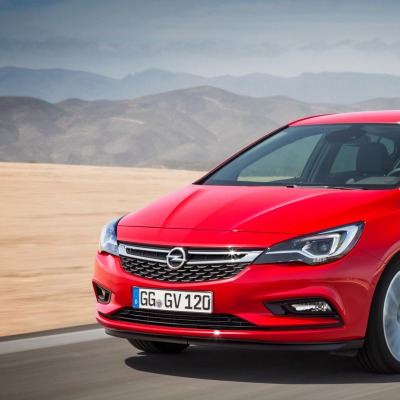 Opel Astra хетчбэк песок горы дорога