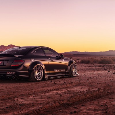 автомобиль пустыня на закате