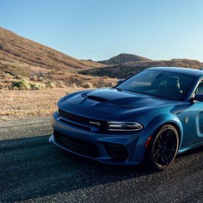 синий додж dodge charger на дороге