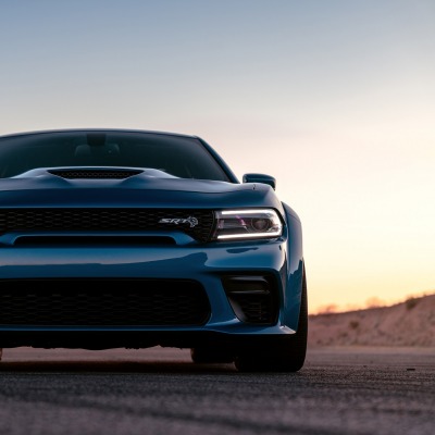 додж dodge charger автомобиль вид спереди фары синий