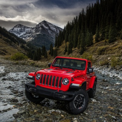 jeep wrangler в горах на камнях