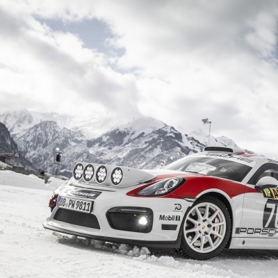 спортивный автомобиль на снегу порше