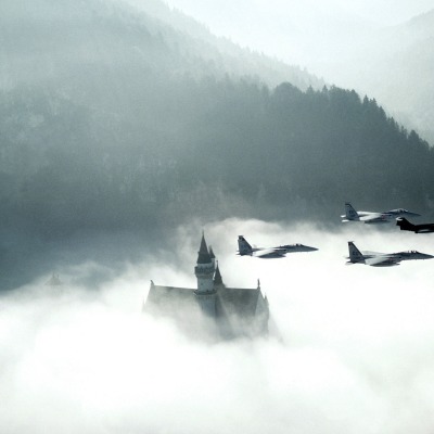 Истребители над замком и туманом