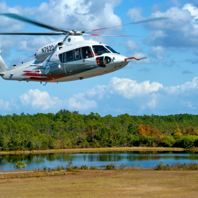 Вертолет над полем