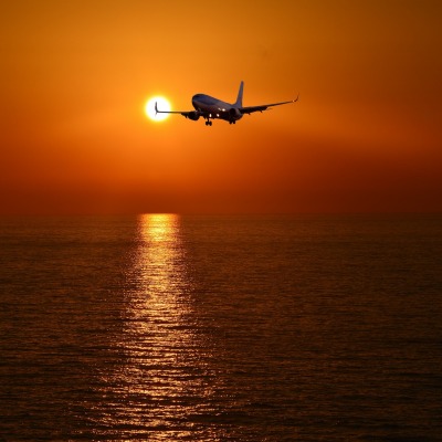 самолет пассажирский взлёт закат море блики