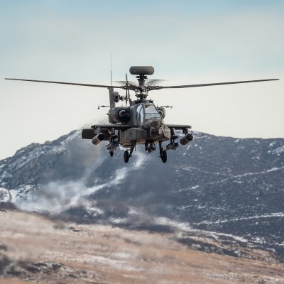 вертолет апач полет горы