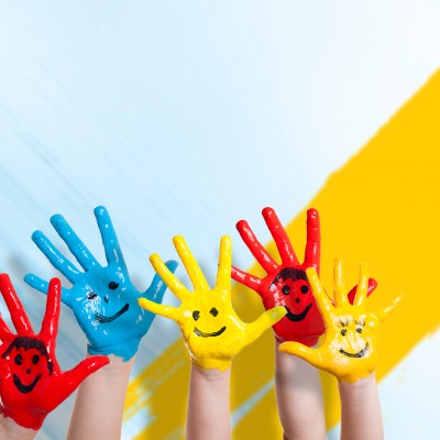 Детские руки в краске с улыбками