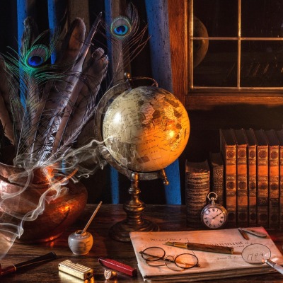 стол писателя глобус книги перо лампа окно