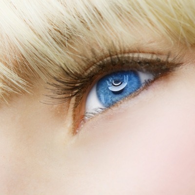 Голубые глаза девушки
