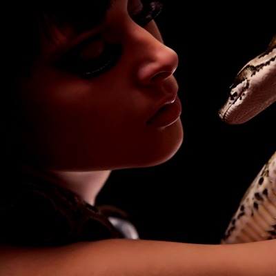 Девушка со змеёй