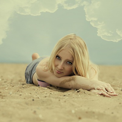 Девушка на пустынном пляже