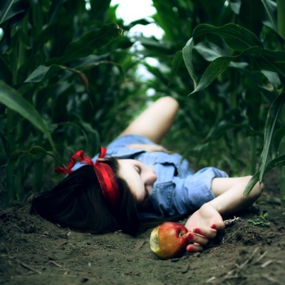 Девушка лежащая в кукурузе