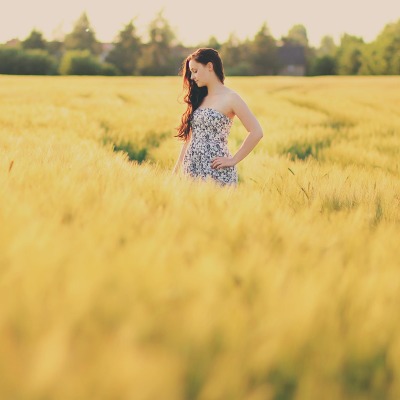 Девушка в платье в поле