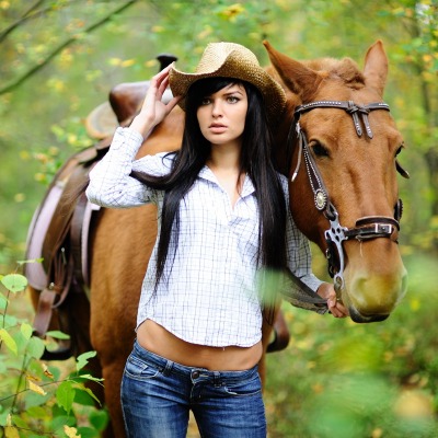 Брюнетка в шляпе с лошадью