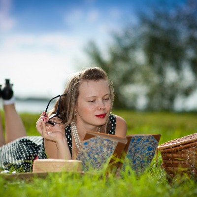девушка с книжкой на лужайке