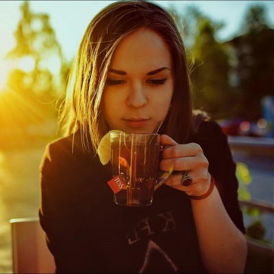 девушка на закате с чаем
