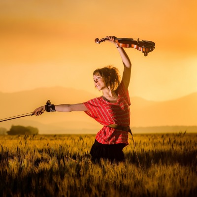 девушка со скрипкой в поле