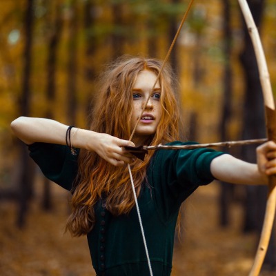 Девушка рыжая лук стрелок