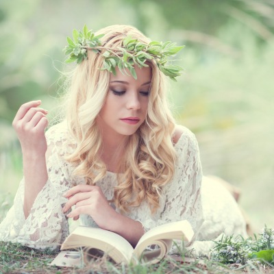 девушка книга природа блондинка белое платье