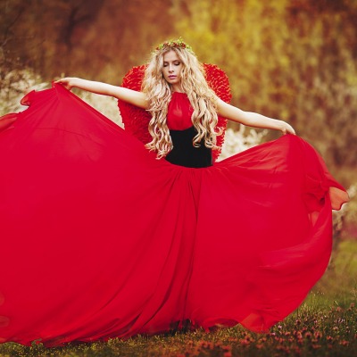 Девушка платье красное
