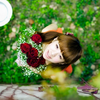 девушка лицо цветы розы природа трава