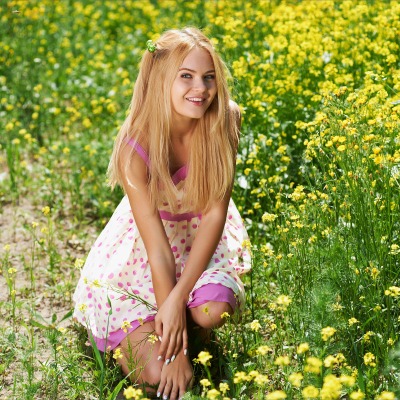 Милая блондинка в траве