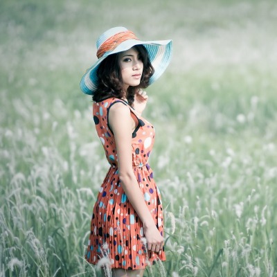 Азиатка в траве девушка шляпка