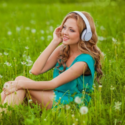 девушка блондинка наушники природа одуванчики girl blonde headphones nature dandelions