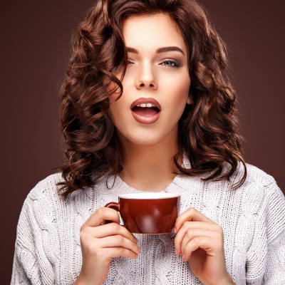 девушка кудрявая чашка кофе