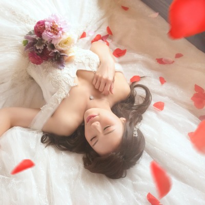 девушка япония азиатка невеста платье лепестки